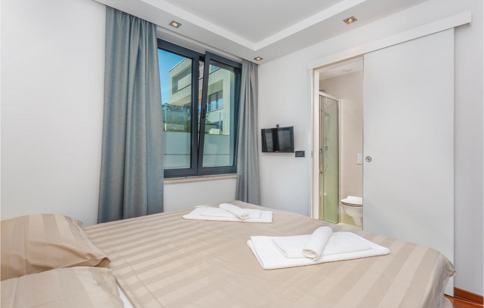 Stunning Apartment In Malinska With Kitchen מראה חיצוני תמונה