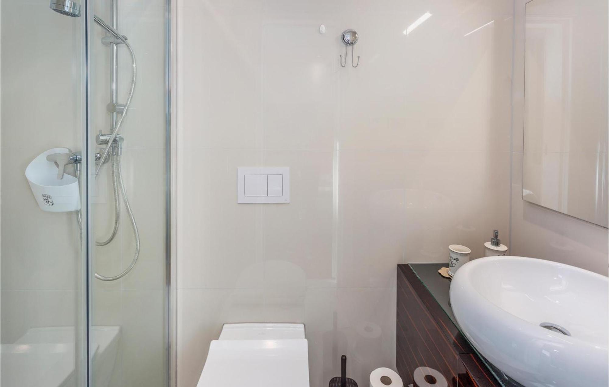 Stunning Apartment In Malinska With Kitchen מראה חיצוני תמונה