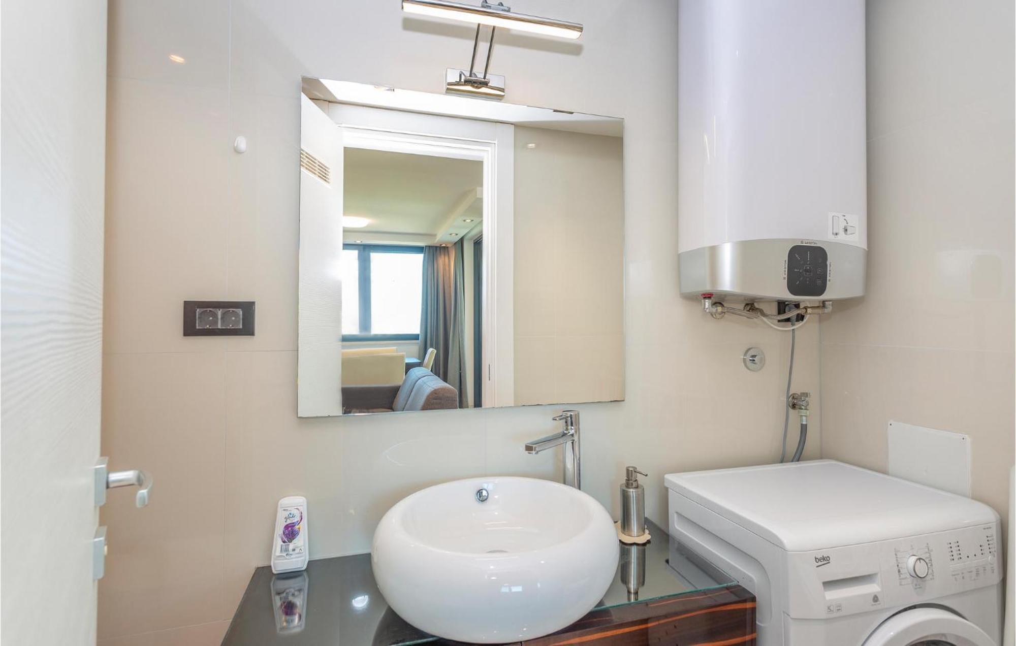 Stunning Apartment In Malinska With Kitchen מראה חיצוני תמונה