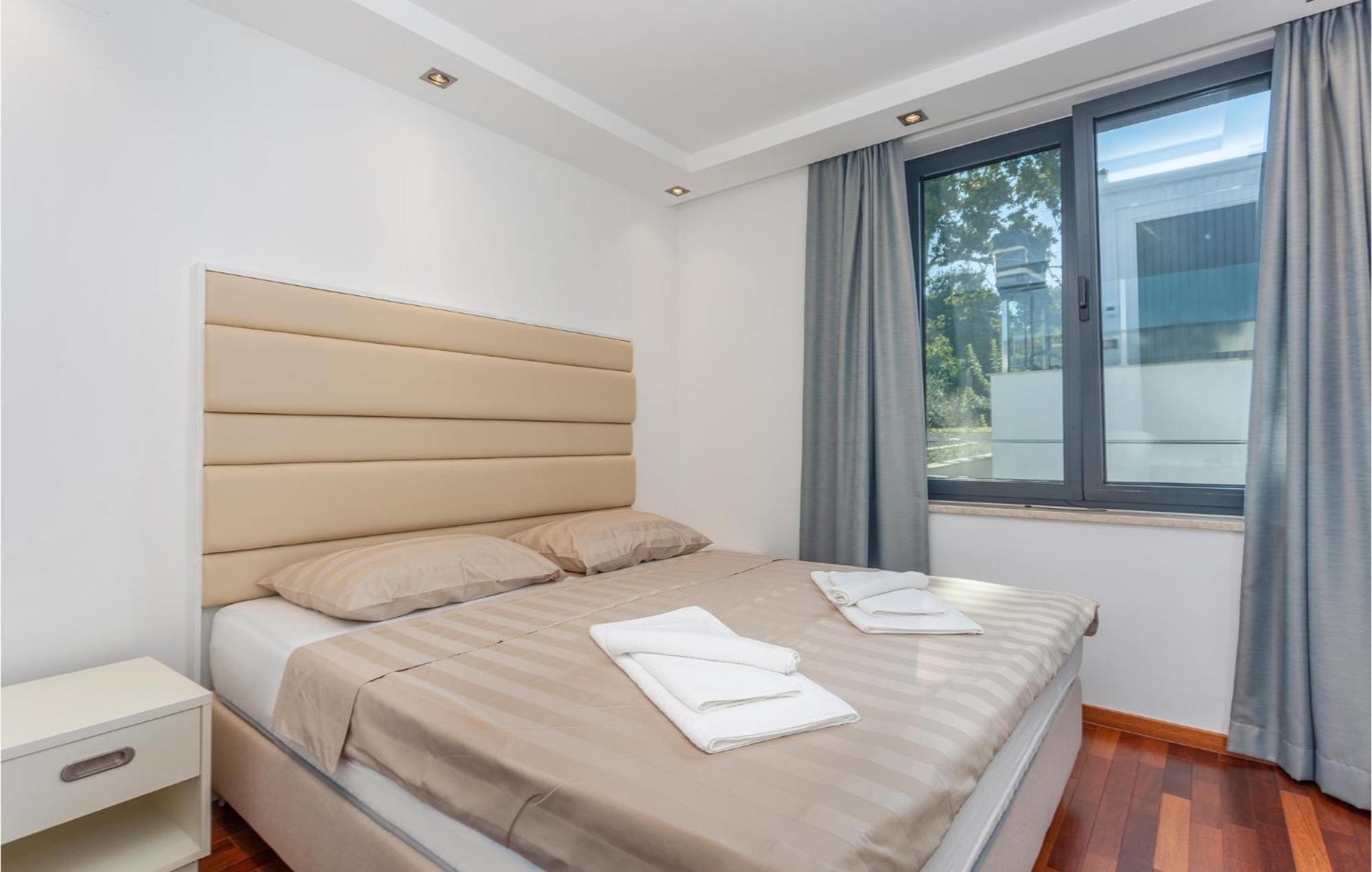 Stunning Apartment In Malinska With Kitchen מראה חיצוני תמונה