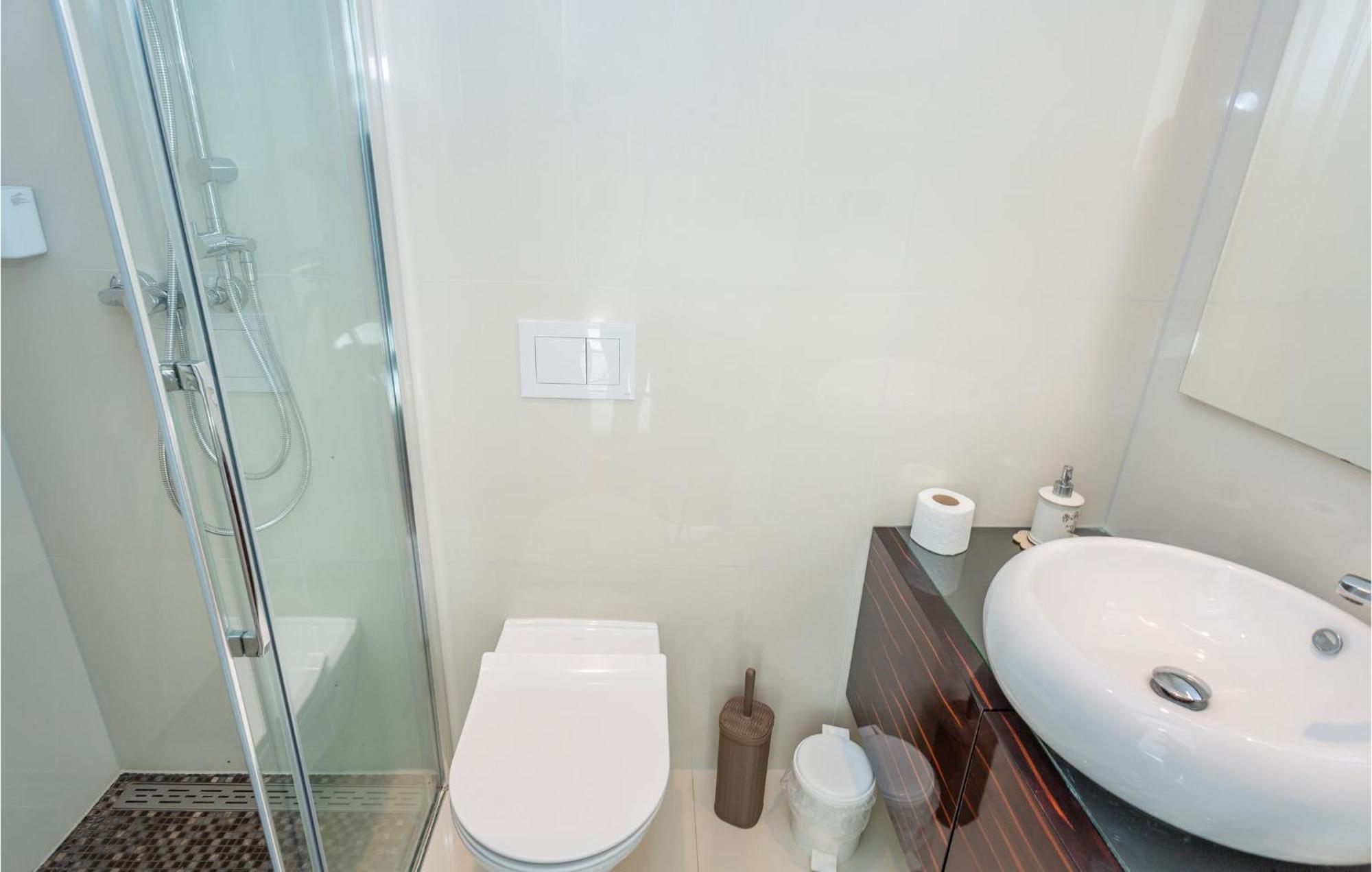 Stunning Apartment In Malinska With Kitchen מראה חיצוני תמונה