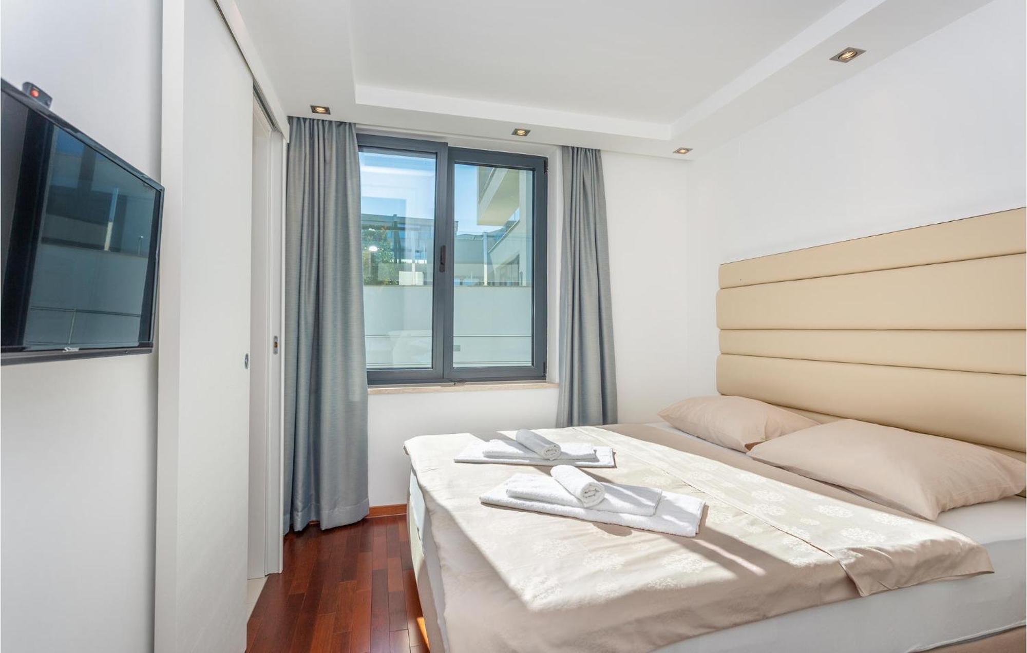 Stunning Apartment In Malinska With Kitchen מראה חיצוני תמונה