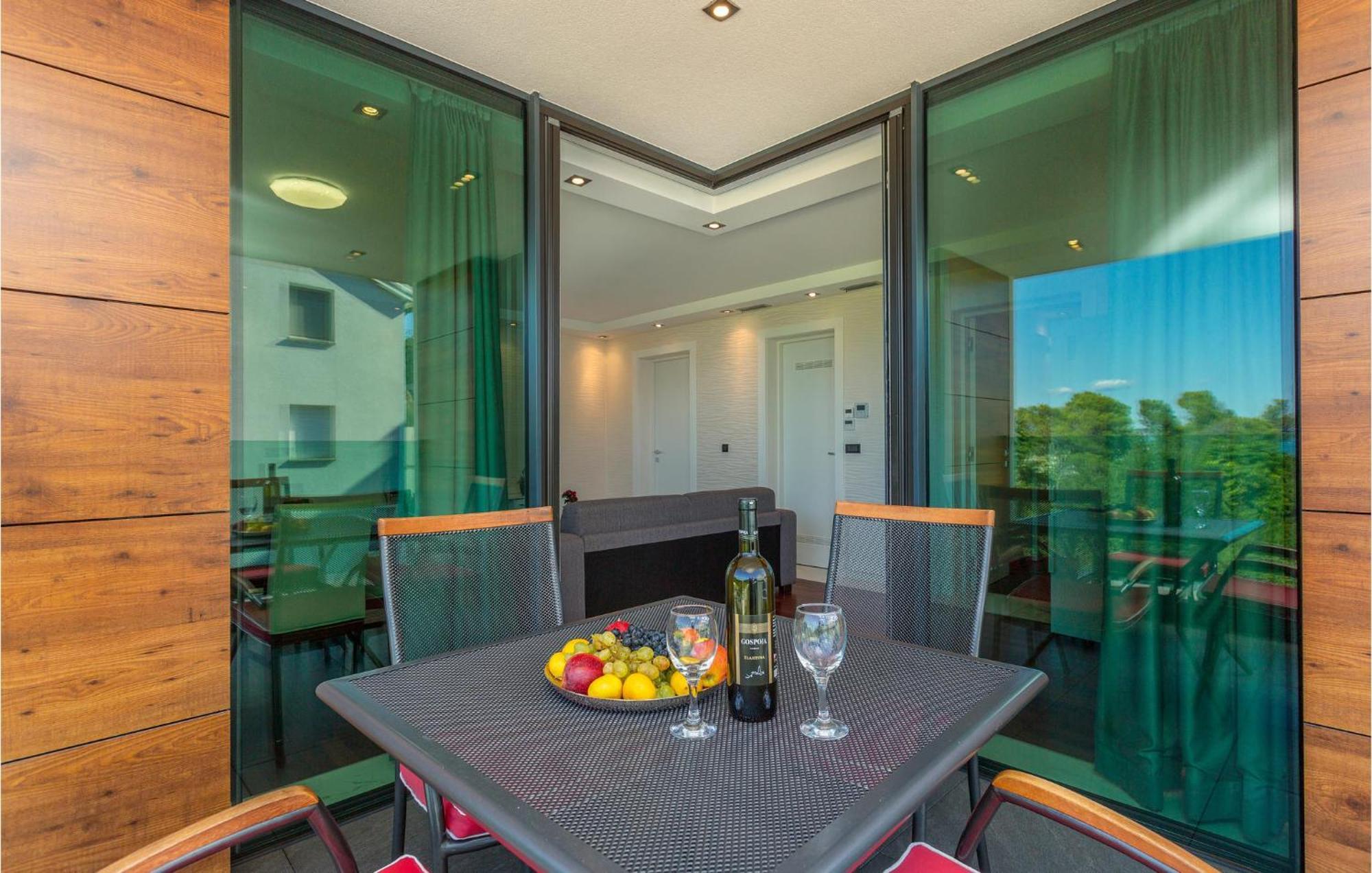 Stunning Apartment In Malinska With Kitchen מראה חיצוני תמונה
