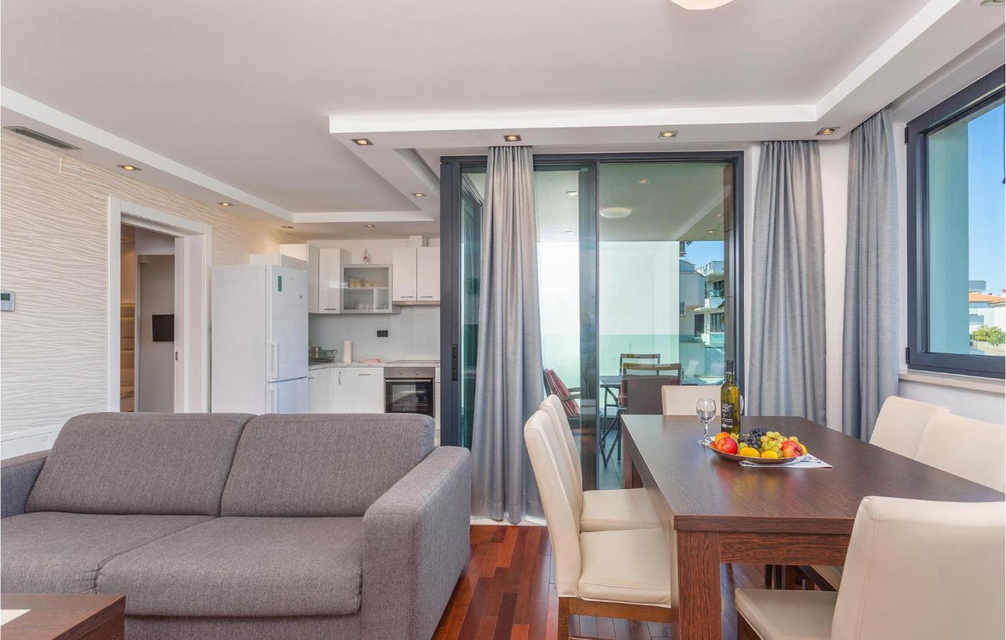 Stunning Apartment In Malinska With Kitchen מראה חיצוני תמונה