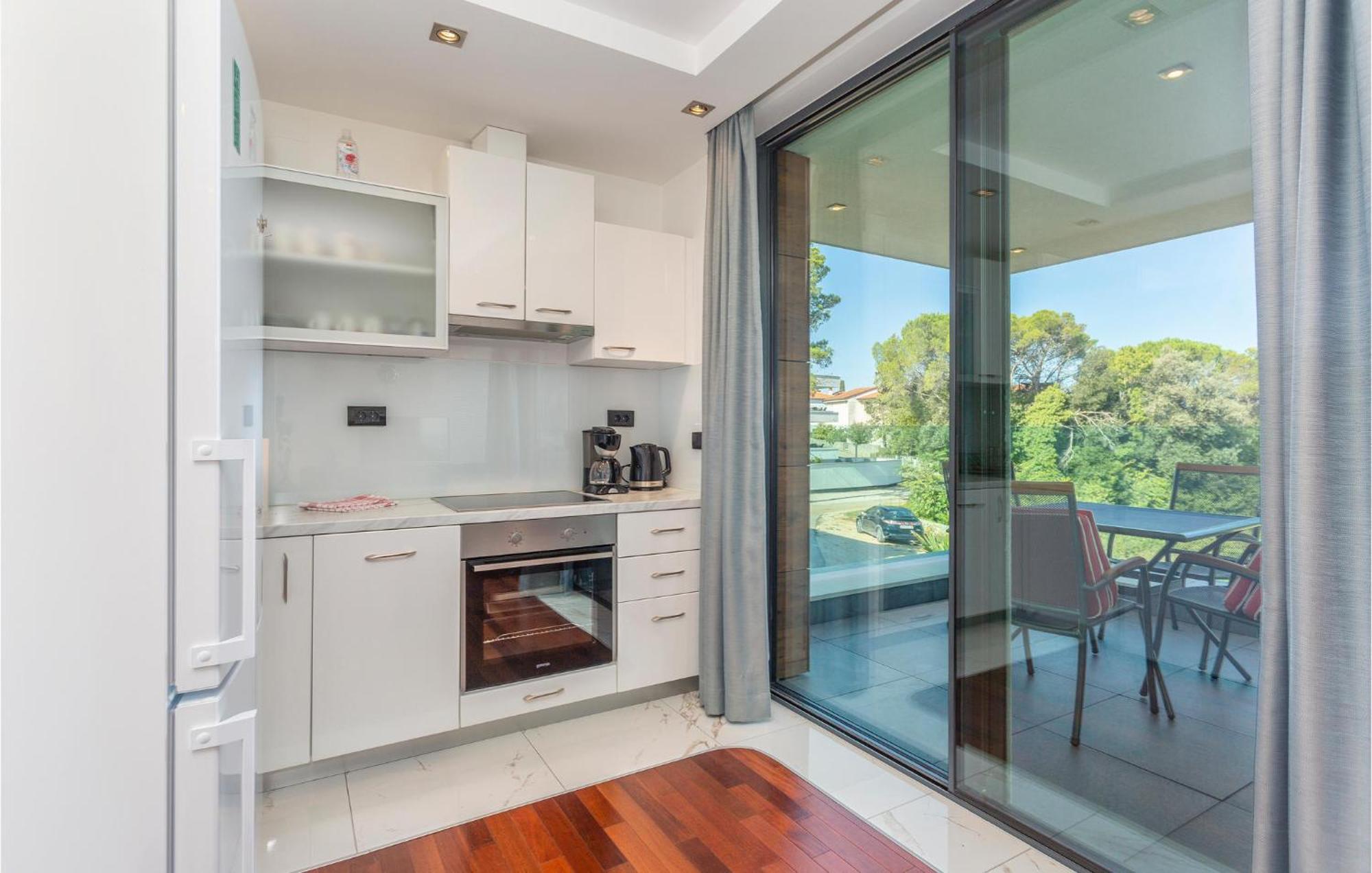 Stunning Apartment In Malinska With Kitchen מראה חיצוני תמונה