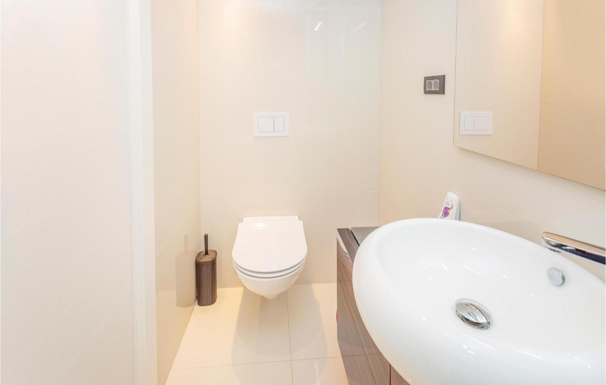 Stunning Apartment In Malinska With Kitchen מראה חיצוני תמונה